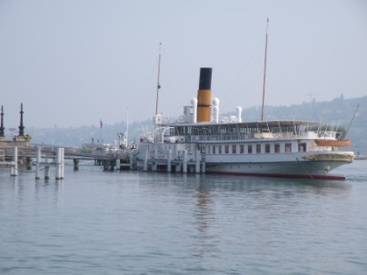 bateau en stationnemet un jour de brume