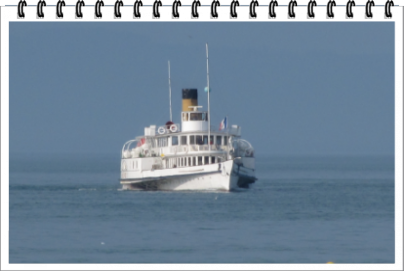 Zoom sur un grand bateau au coucher du soleil