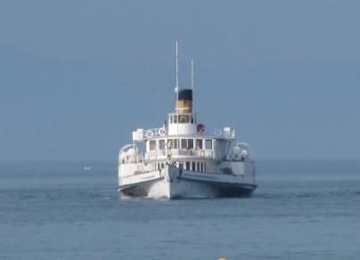 rangée de bateaux sur un lac