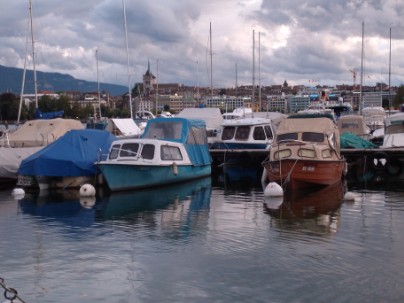 bateaux sur le lac avec la ville e arriere plan